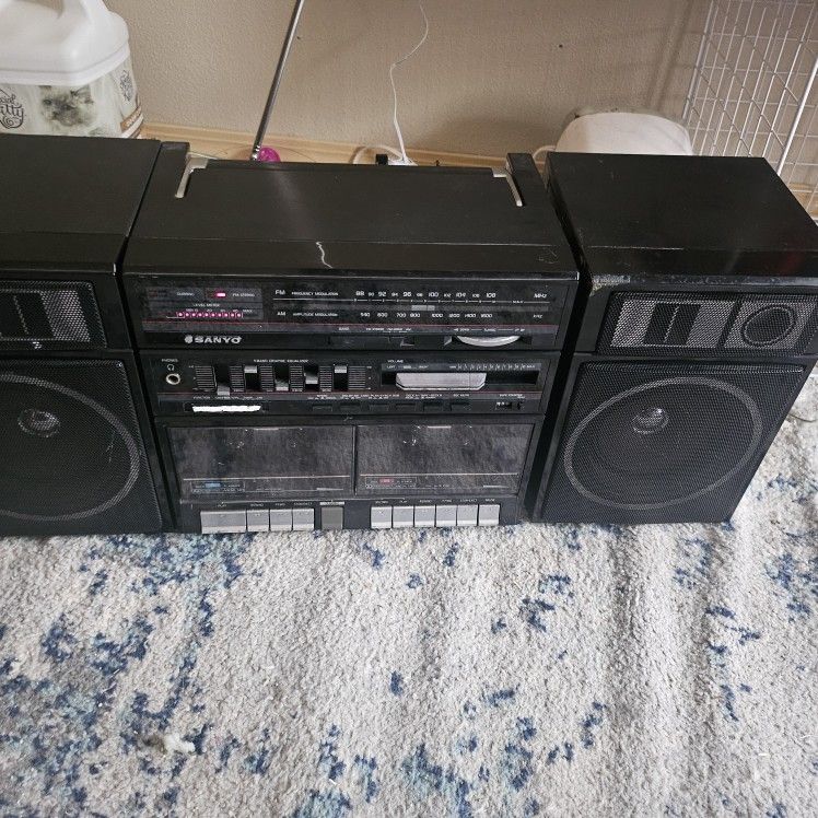 Vintage SANYO Compo System C40 6 Speakers FM/AM Radio Dual Cassette Player/Stereo Boombox.