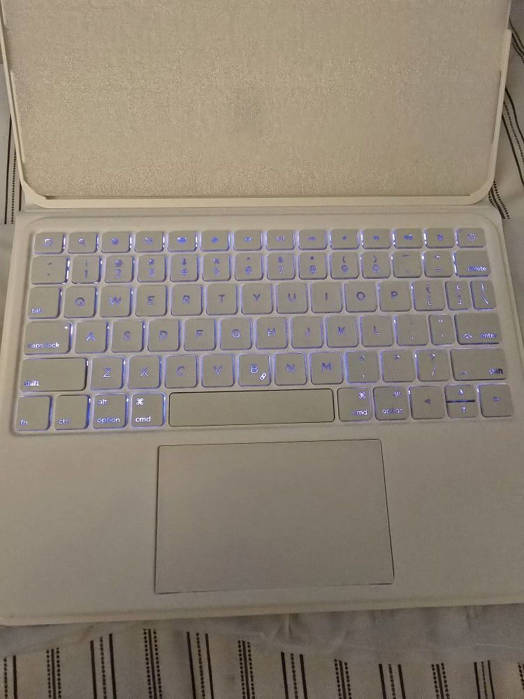 ESR Ascend Keyboard Case – iPad Pro 11” / iPad Air 4–6 (2024) – White, Brand New