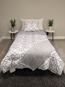 Never used Serta twin mattress bed with new comforter set