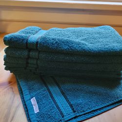 6 Hand Towels 