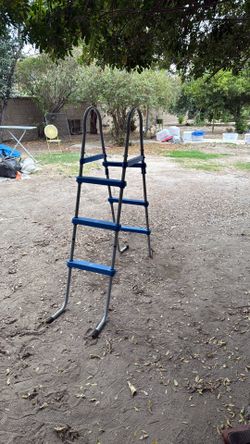 Pool ladder