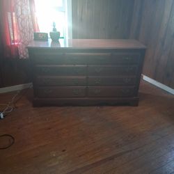 Dresser Brown Wood Color 8 Drawers  20$ Obo