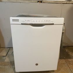 Dish Washer Brand GE Very Good Condition . Redoing My Kitchen Don’t Need It Anymore 