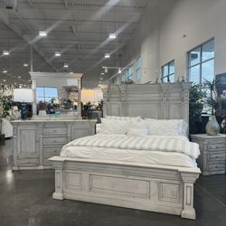 A SPEN 6 PIECE KING BEDROOM SET. Includes: 3-piece of bed, dresser, mirror, nightstand. 