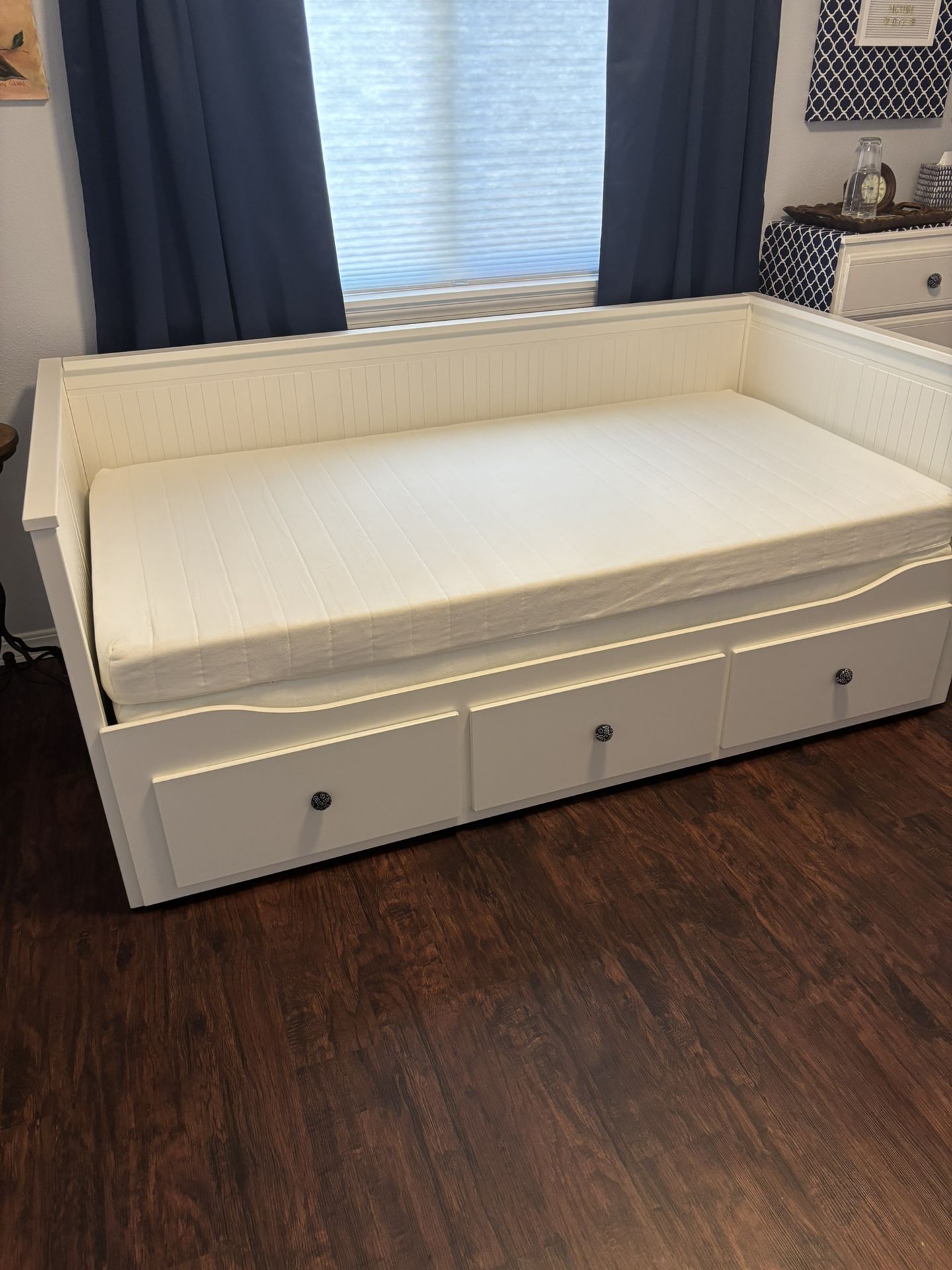 Daybed With Three Storage Drawers