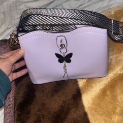 inglés:  “Elegant Purple Handbag with Stylish Charm”
