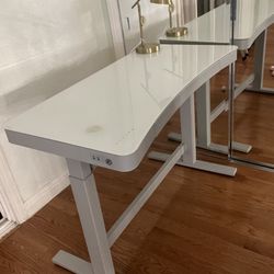Adjustable standing desk