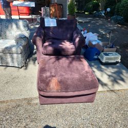 FREE CHAIRS  AND TABLE COME AND GET EM! 