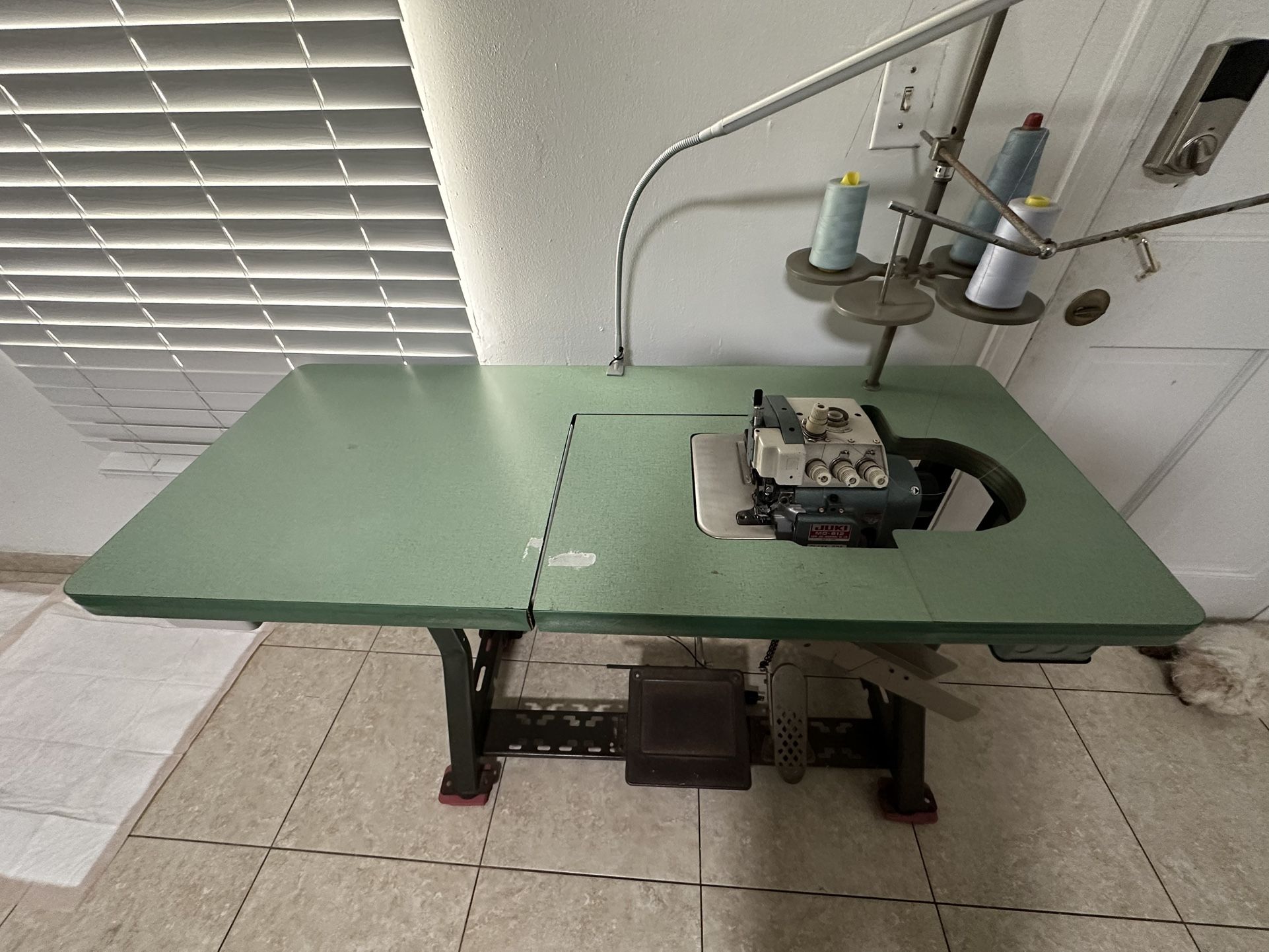 Máquina de Coser Industrial MERO (Fileteadora) – Marca Juki – ¡Excelente Estado!