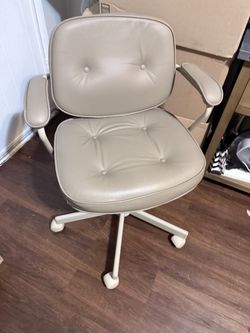 Silla de escritorio giratorio como nueva por $100 es de IKEA