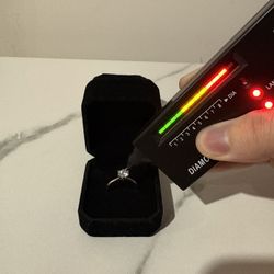 VVS1 Moissanite Engagement Ring 