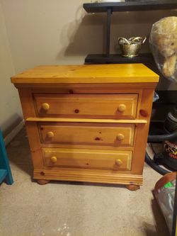 Broyhill Side dresser