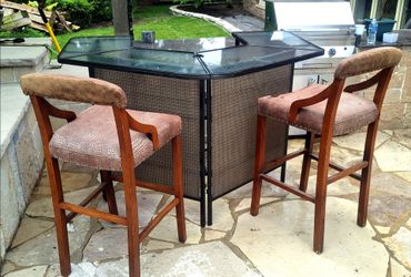 Bar table and 2 high chairs