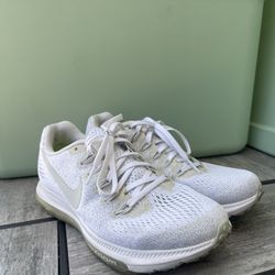 Women’s Nike shoes size 7