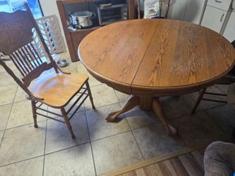 Claw table w/ 3 chairs