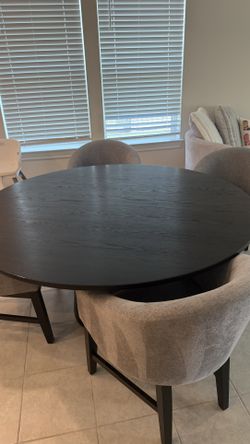 Table Round With 4 Chairs 60 In Diameter And 29.5H