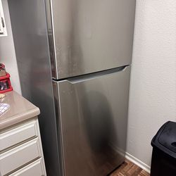 Insignia 18 cu ft stainless steel Refrigerator