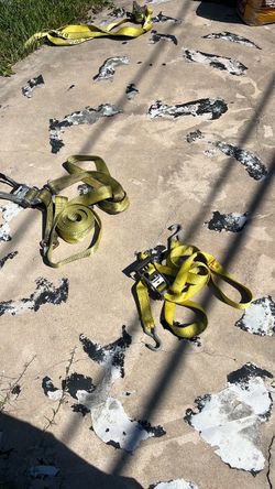 Two heavy duty ratchet straps