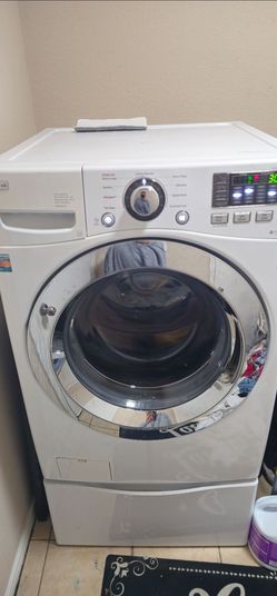 Whirlpool front load washer with pedestal storage