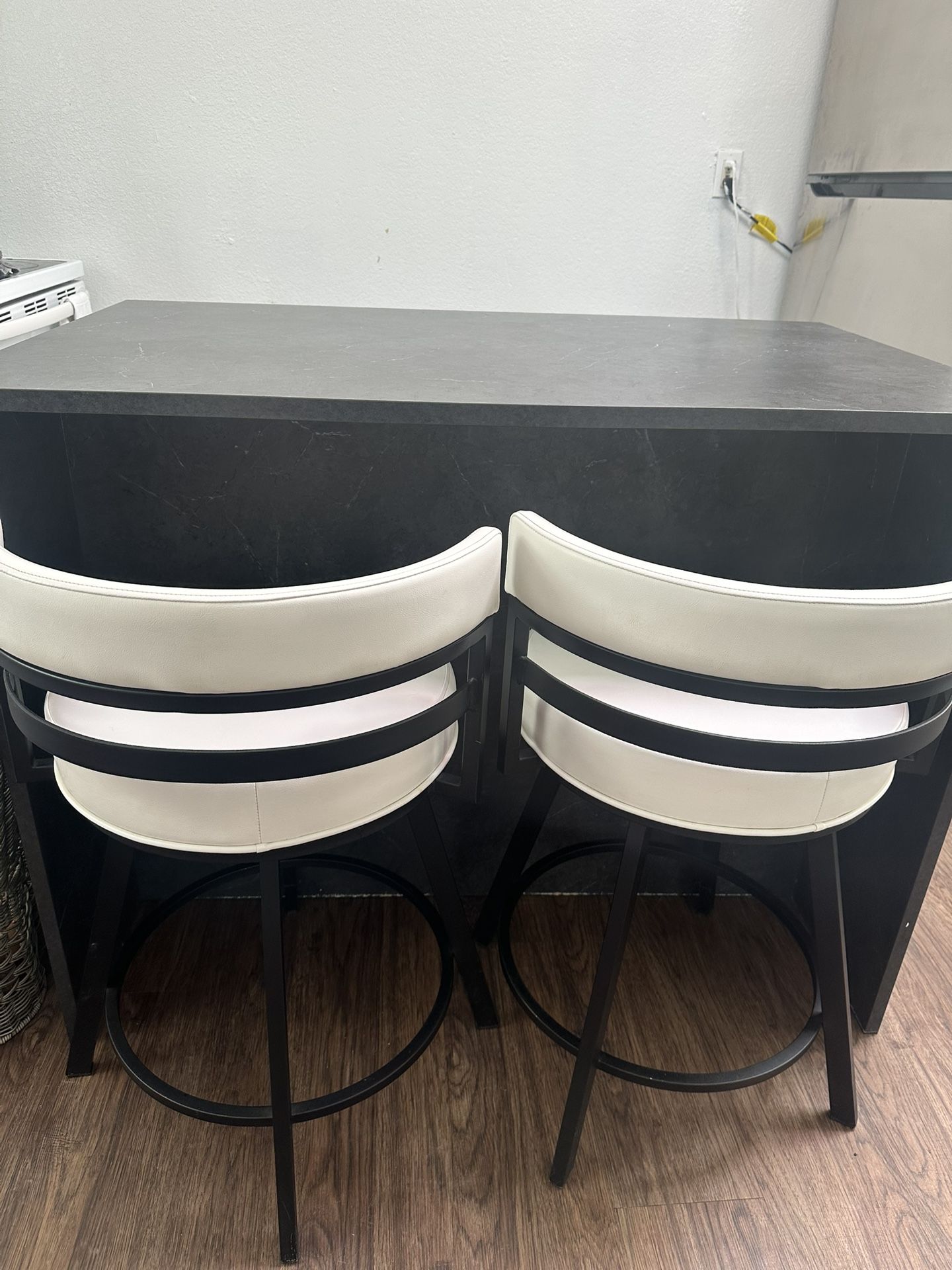 Island Table With Chairs
