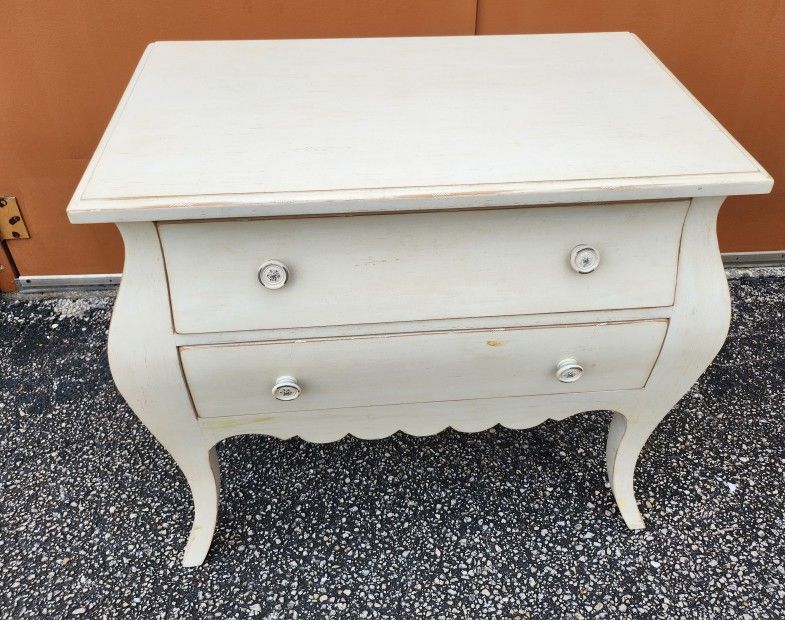 Top Of The Line Robb & Stucky Bombay End Table
