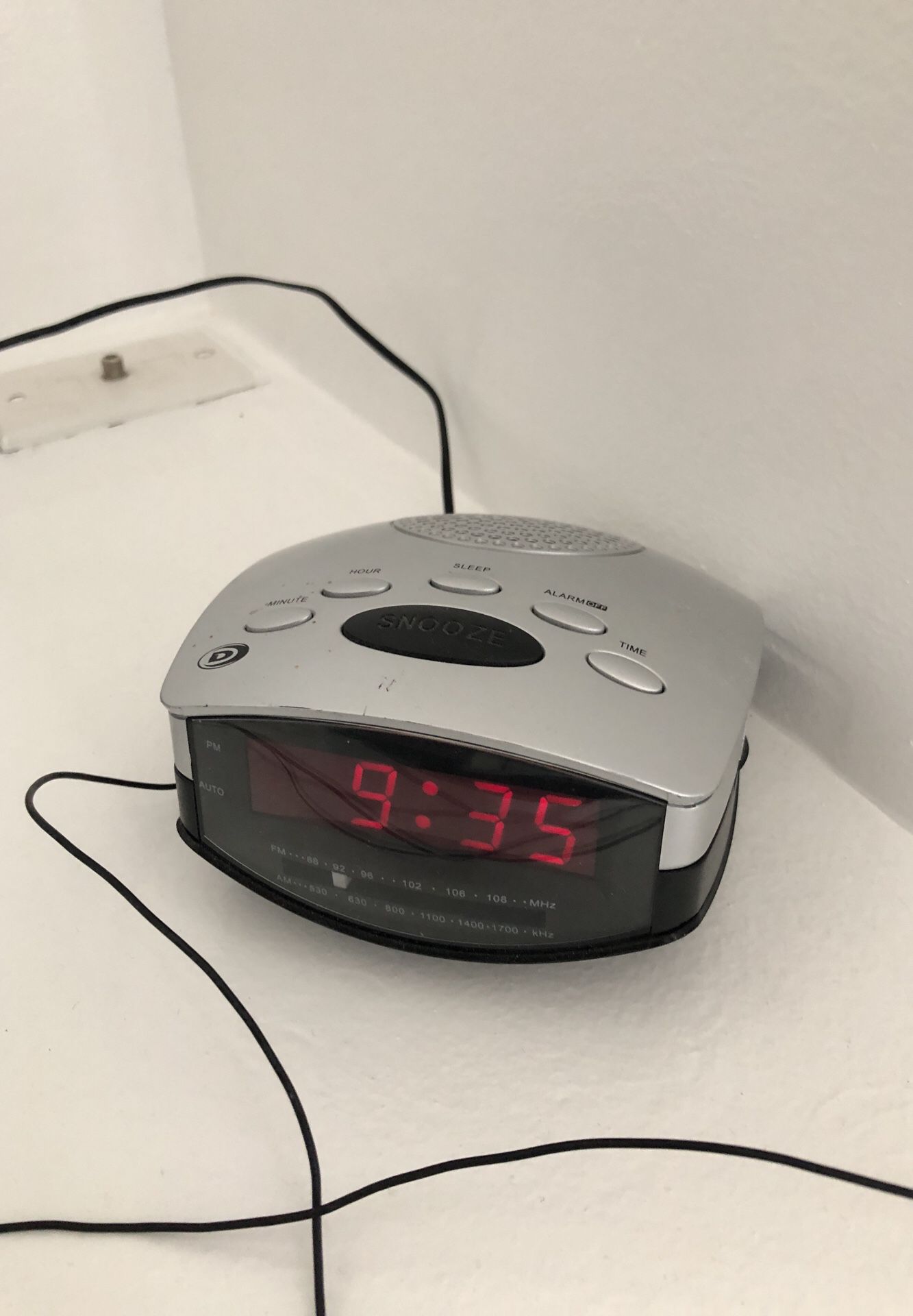 Alarm and am/FM Tuner shelf clock