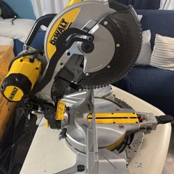 Dewalt 15 Amp Corded 12inch Compound Double Bevel Miter Saw