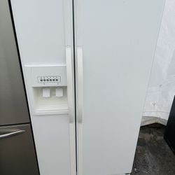 Whirlpool Side By Side Refrigerators 33 Wide In Great Working Condition 