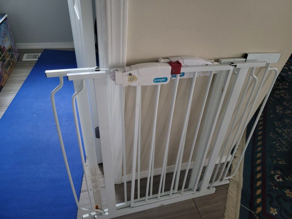 2 Regalo Baby Gates With 2 Extra Extenders