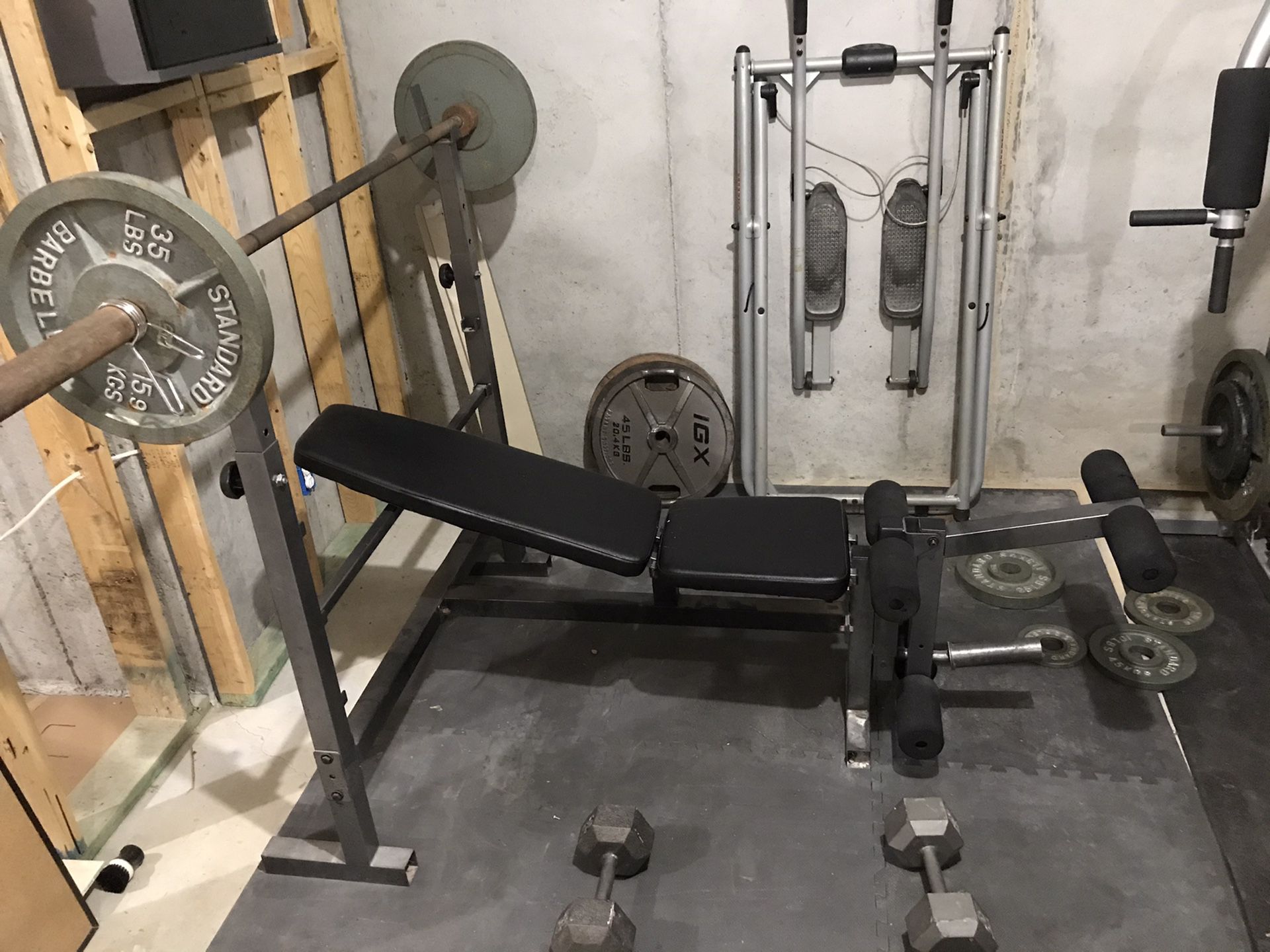 WEIGHT BENCH WITH 4 - 45LB WEIGHTS & A 45LB BAR