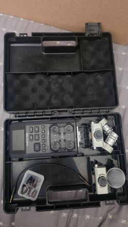 Zoom H6 6-Track Handy Audio Recorder Kit with Hardshell Case & 2 Mic Capsules