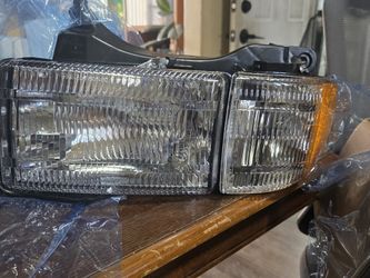 Wheelmoto Headlight Assembly Fits  1994- 02 Dodge Ram 1(contact info removed) -3500 With Corner Light Park  And Marker Chrome Housing # 742