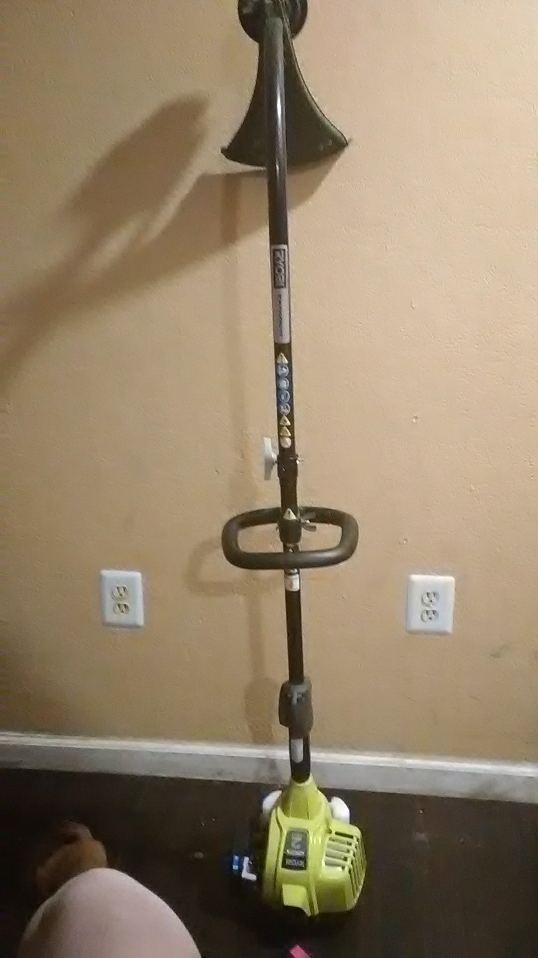 Brush cutter ryobi full crank gas engine, attachment capeable Ryobi Brush Cutter Full Crank Gas Engine 25cc 2-Cycle Attachment Capable