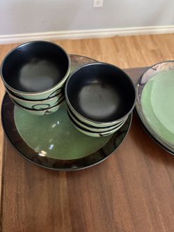 4 Dinner Plate 6 Soup Bowls ( 2 Dinner Plates Free).