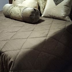 Pillow, Comforter And Pillow To match 