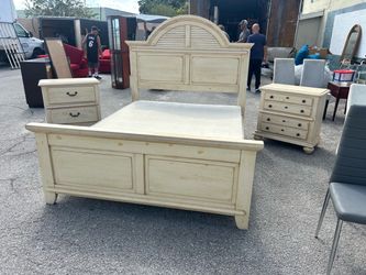 Cream Wood Bedroom Set with Nightstands