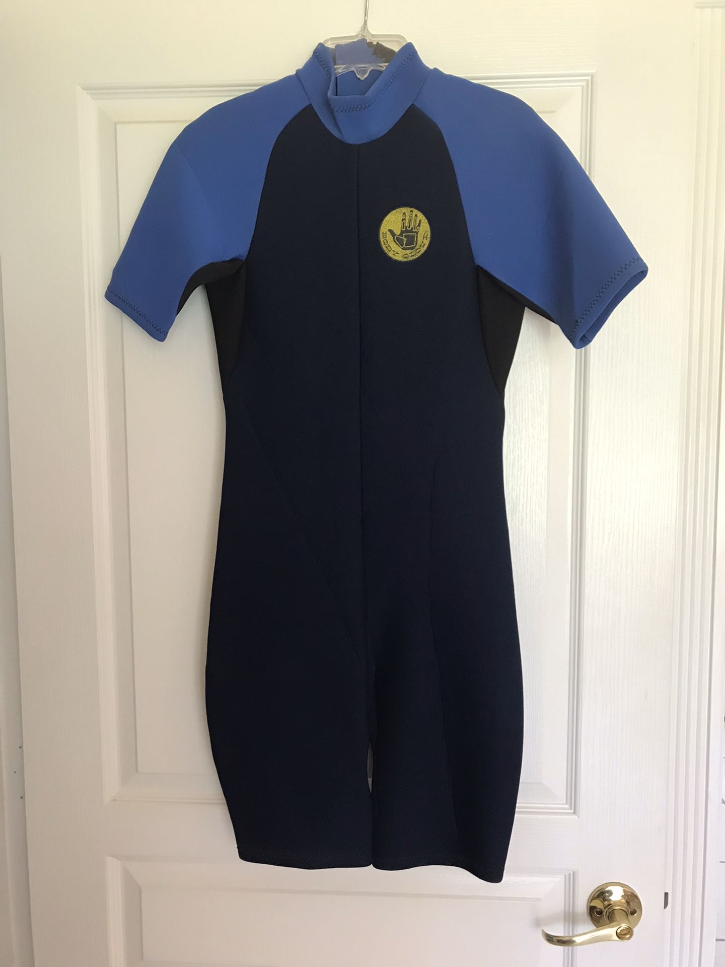 Small men’s wet suit. $20.