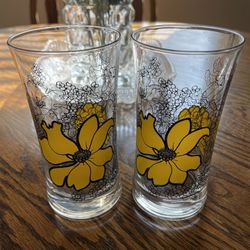2 Vintage Glassware Tumblers with Yellow Daisy/Lazy Susa