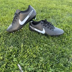 Men’s 7.5 Cleats 