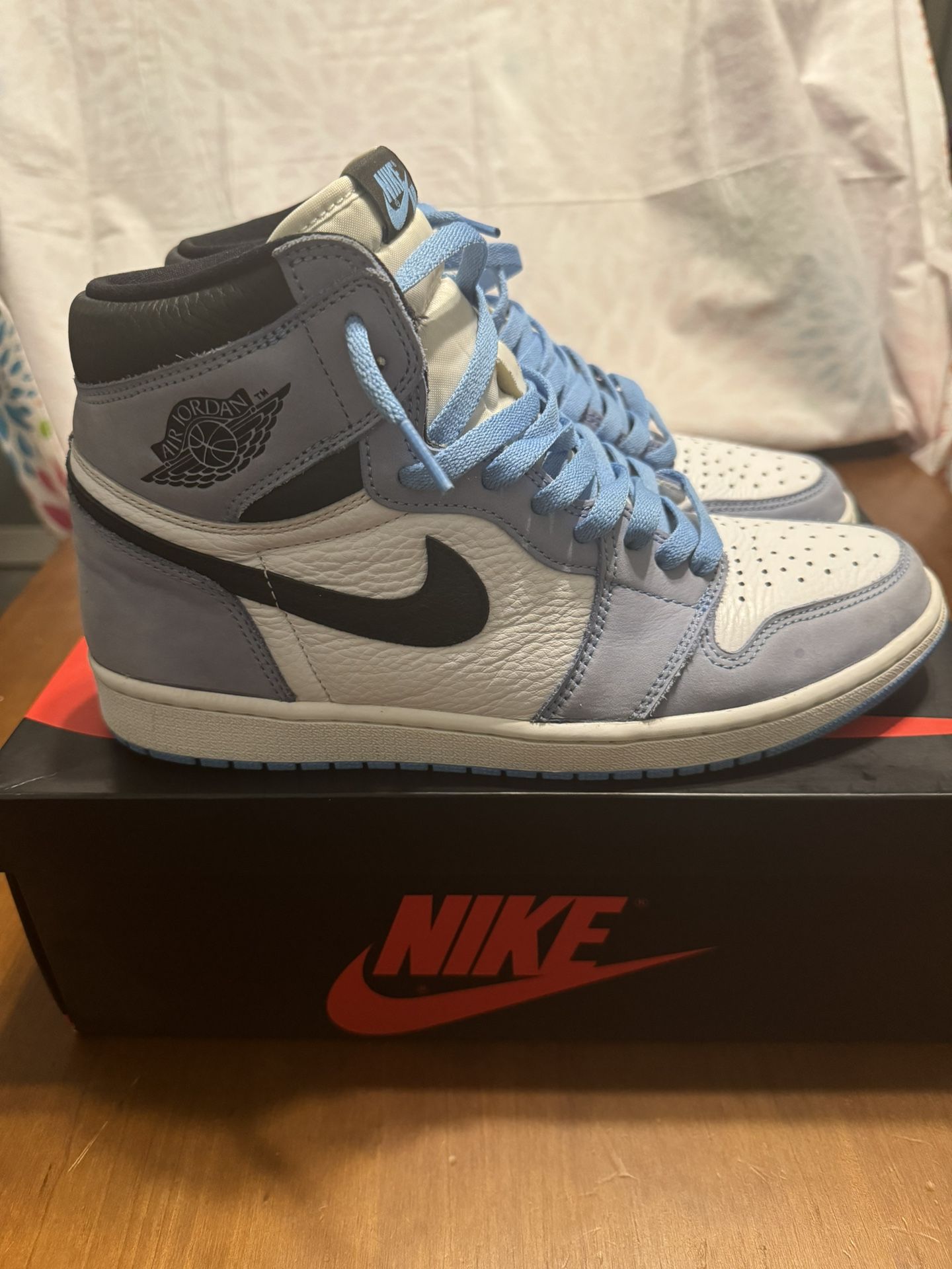 university blue jordan 1 sz10.5
