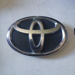 Toyota Corolla Front Emblem ORIGINAL 2009-2013 OEM