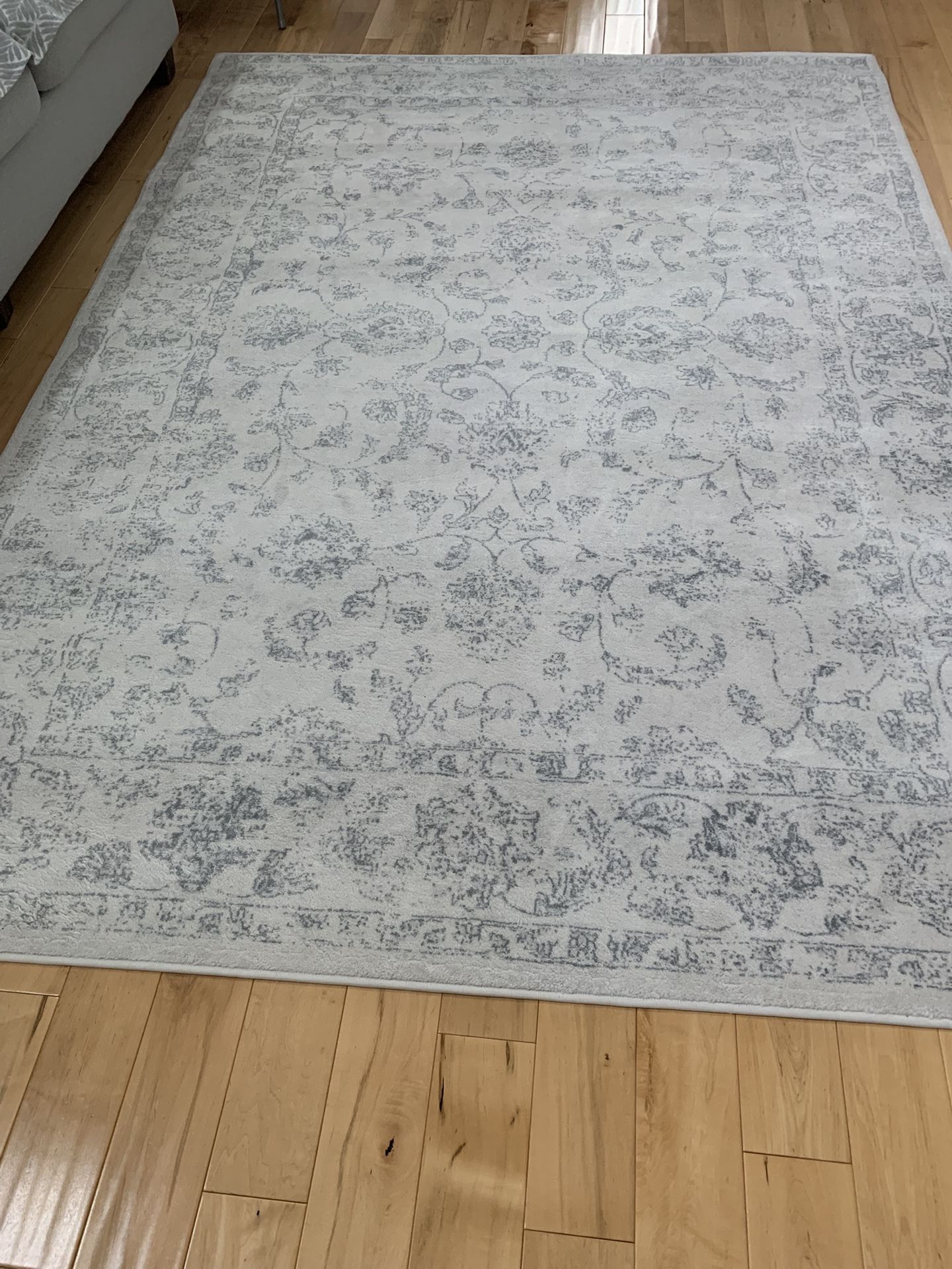 Carpet . 6’7-9’2 . Like new condition  From smoke/pet and kid free home 