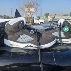 Jordan 5 Retro
Moonlight (2021)