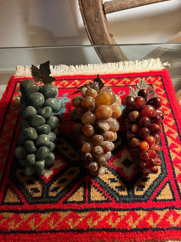 RAMILLETES ANTIGUOS DE UVAS DE PIEDRAS EN DIFERENTES COLORES