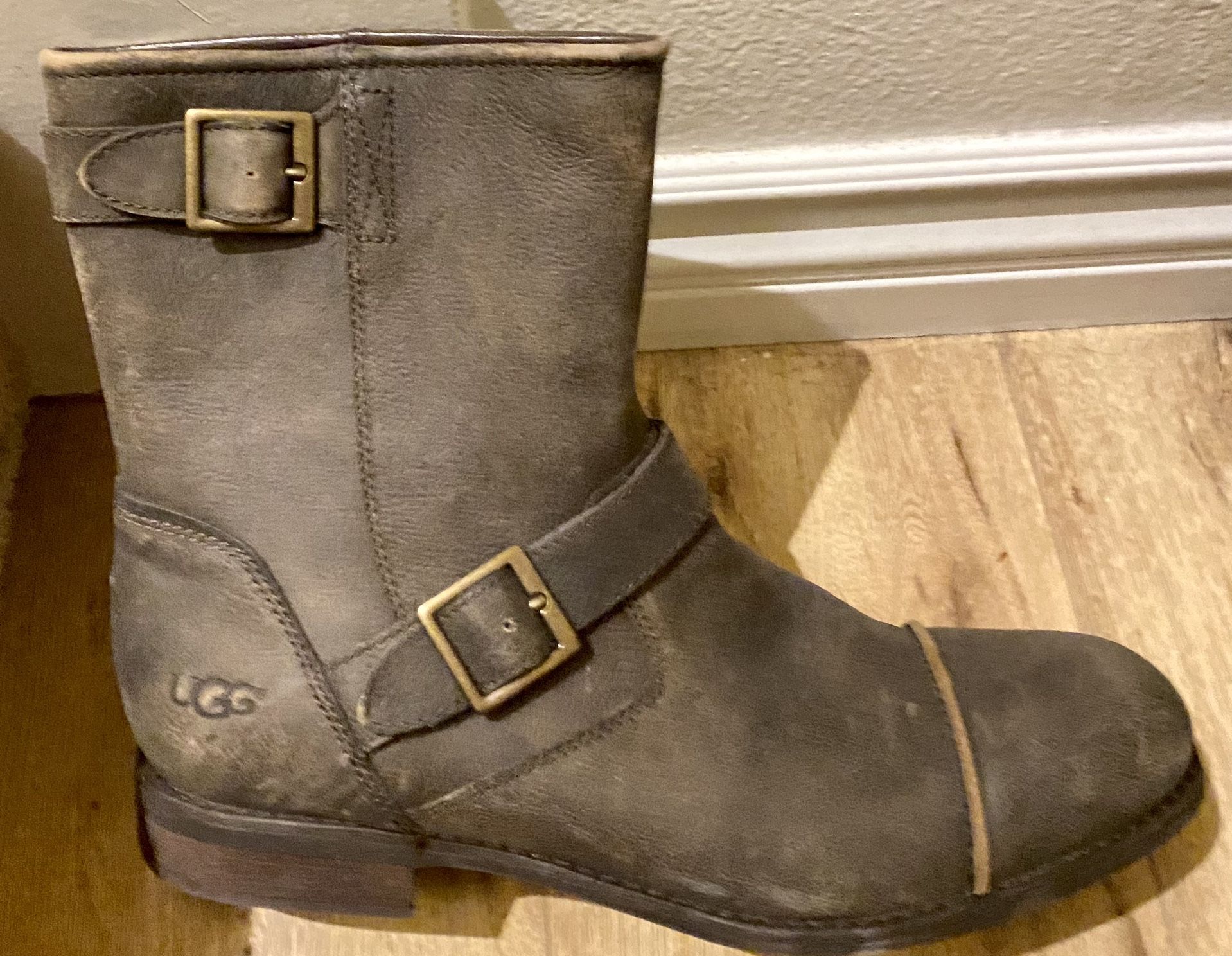 New Uggs Men’s leather boots