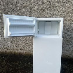 refrigerator in excellent condition🧊