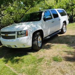 Chevy Suburban 4x4 2013 With 128 000 Miles Clean Title 