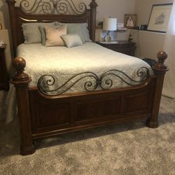 Thomasville Antique Bedroom Set