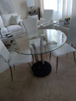 Glass dinning room table with 4 chairs