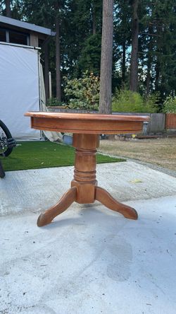 Round Wood Pedestal Dining Table